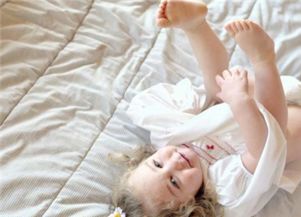 如何防止宝宝翻下床 一份全面的母婴安全护理指南